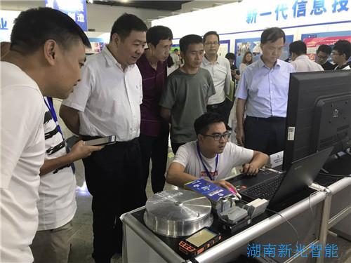 雙創(chuàng)活動周期間，湖南省發(fā)改委省黨組成員、副主任卓群參觀新光智能井蓋